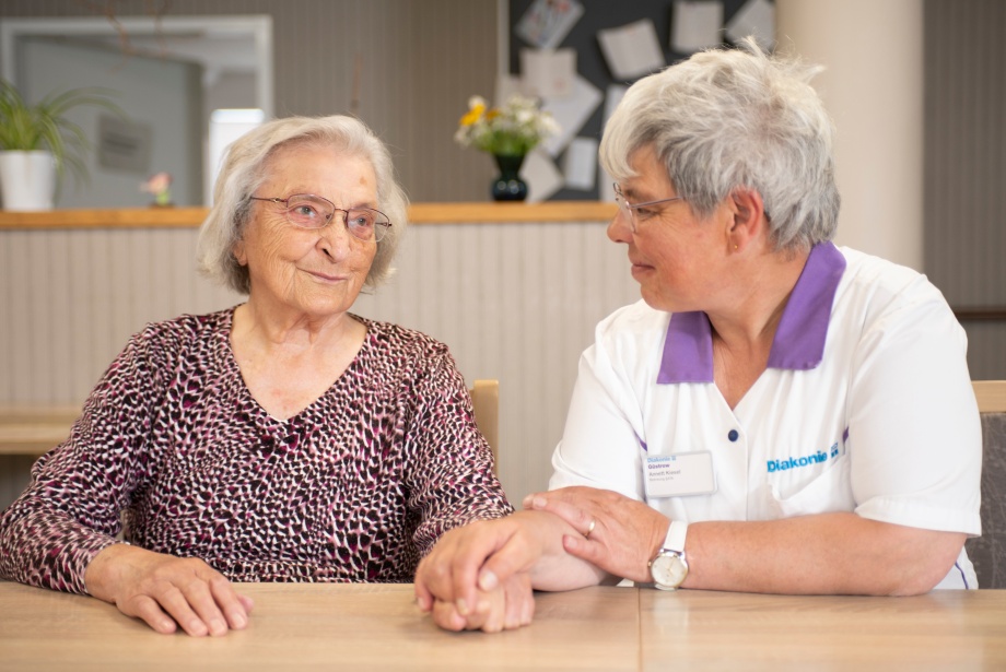 Frau Kophamel in der Kurzzeitpflege Güstrow © Foto: Jörn Lehmann Frau Kophamel (l.) in der Kurzzeitpflege Güstrow