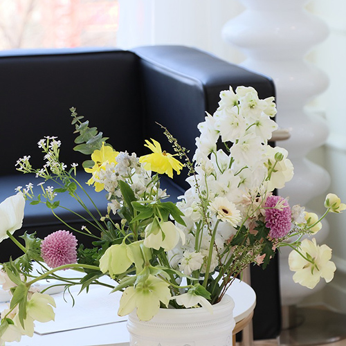Sofa und Blumen