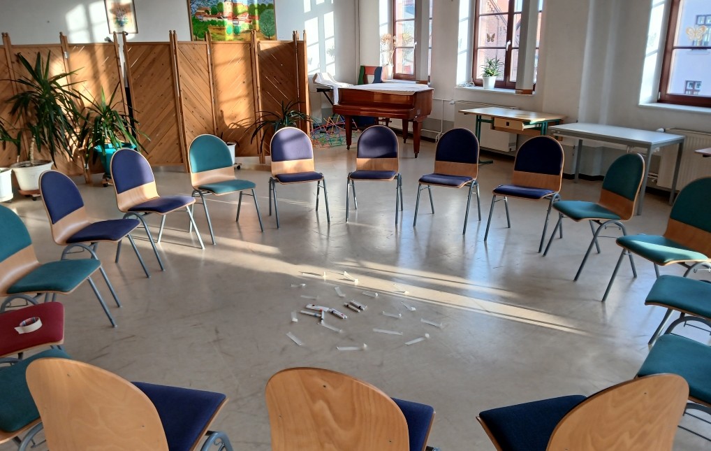 In Gruppen setzen sich Kinder zusammen, um zu reden